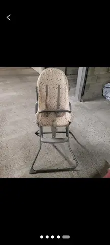 une chaise haute bébé en moyen état