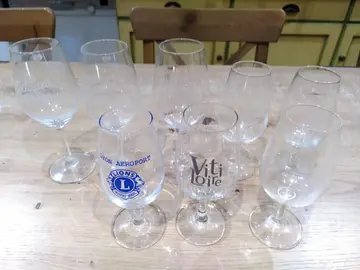 verres à vin avec mentions publicitaires