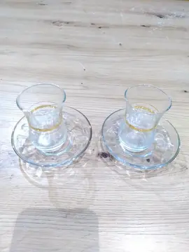 ensemble de deux verres à thé avec soucoupes
