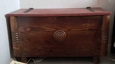 Donne beau coffre à jouets ancien en bois