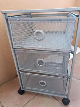 petit meuble en fer sur roulettes