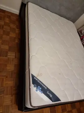 lit 140 en bonne etat lit avec matelas