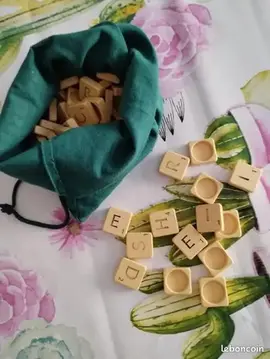 anciennes lettres de jeu Scrabble et plateau de jeu