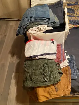 divers shorts , et jeans. bonne qualité. je dirais 42 pour les shorts et petit 38 pour les jeans. en