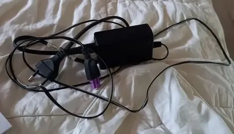 câble noir et violet de imprimante je ne sais plus la marque je crois que sais Epson