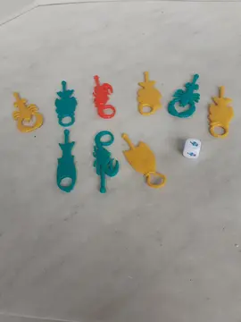 Poissons et crustacés en plastique