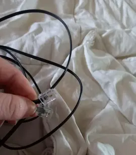 câble de internette ou téléphonique je ne sais plus