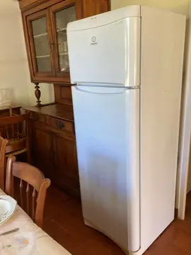 réfrigérateur congélateur Indesit 240L