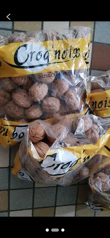 donne des sacs de noix à date dépassée encore mangeable il y a un sac ouvert