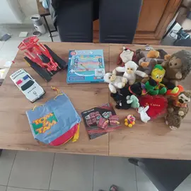 Divers jeux et peluches enfants