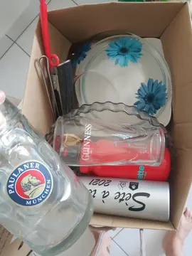 Carton de dons variés : plat a tarte, saladiers, verres, gourdes