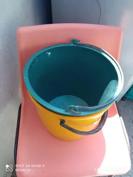 Deux seaux plastique