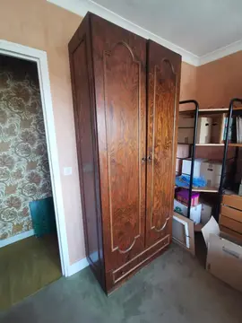 Armoire en bois contre-plaqué