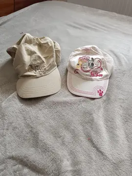 deux casquettes