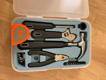 tapis, sac de sport, boite à outils, jean, pochette d'aéroport, gants de vélo, poubelle Muji