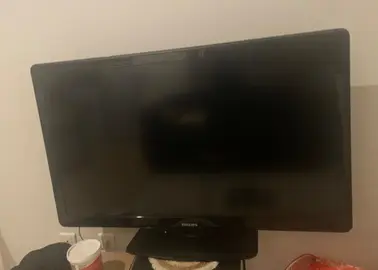 Grande télévision, fonctionnelle mais sans télécommande