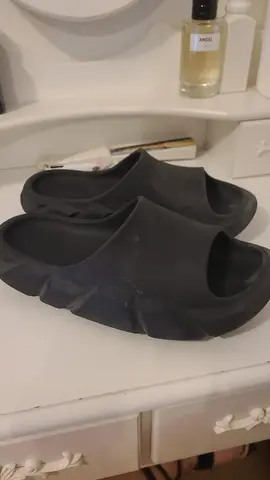Claquettes noires épaisses en mousse. taille 37