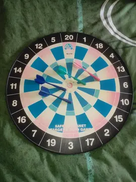 Jeu de fléchettes avec plateau