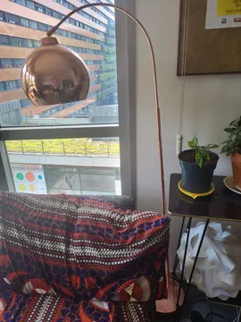 Lampe cuivrée de salon sur pied