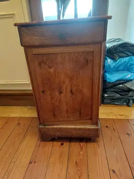 Table de nuit en bois et 2 chaises en bois