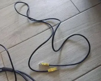 câble internet jaune et noir