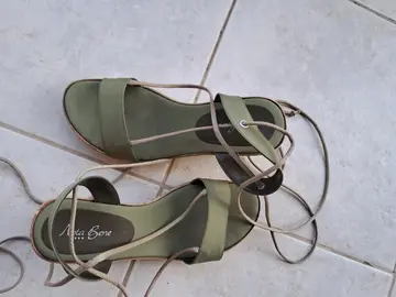 sandales à talons. compensé