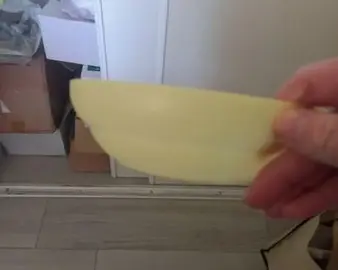 Petite assiette en plastique jaune