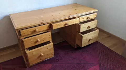 Bureau en épicea, à 7 tiroirs , longueur 1,50 m, largeur 0,70 m, hauteur 0,75 m