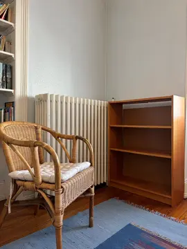 bibliothèque Ikea Billy et fauteuil rotin