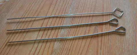 3 pics à brochettes + 1 spatule à étaler les crêpes