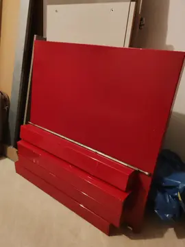 Table rouge laquée carrée 1m² + 2 chaises