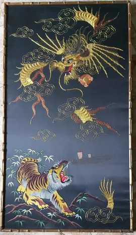 kimono brodé sous verre