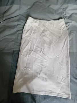 jupe blanche en tissu qui s'élargit