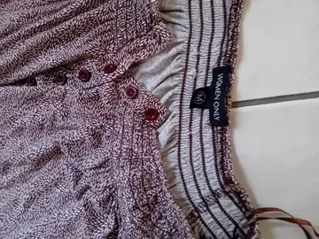 haut marron à motifs