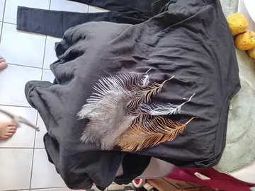 tee-shirt à plumes très large