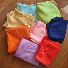 lot de 8 nappes de couleur de 3 m de diamètre, en synthétique .