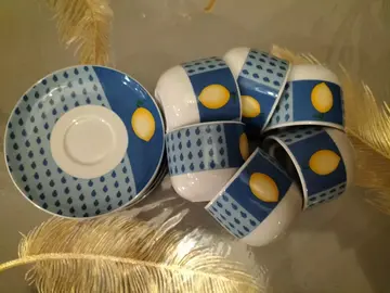 ensemble 6 tasses et sous-tasses en porcelaine