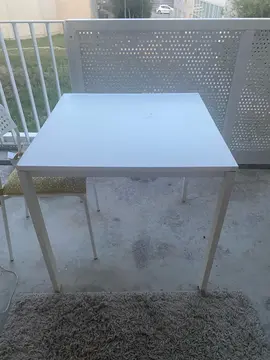 table blanche IKEA carrée