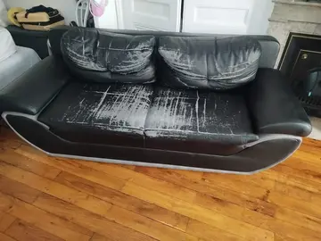 canapé usé convertible avec coffre de rangement