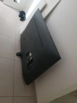 donne TV LG pour pièces et planche en bois et étagères