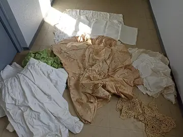 donne carton de linge ancien