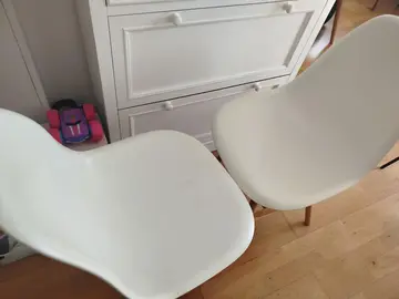 Donne deux chaises scandinaves