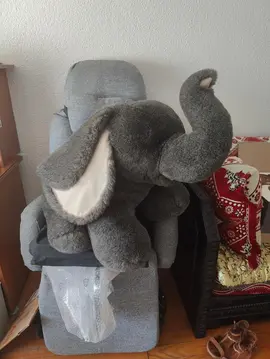 énorme éléphant en peluche