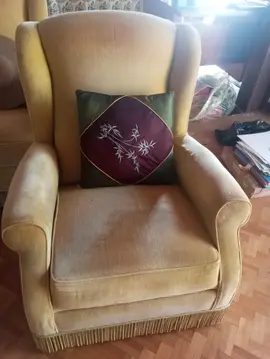 fauteuils couleur jaune en bon état -