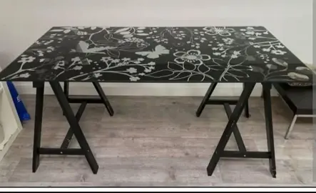 bureau vitré noir fleuri et ses treteaux