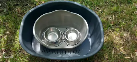 Deux couchettes en plastique et deux gamelles en inox