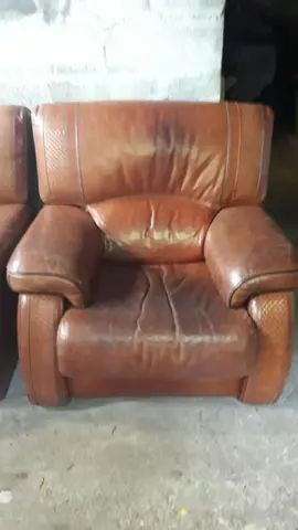 2 fauteuils en cuir marron identiques