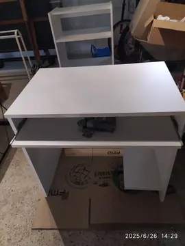 bureau blanc avec étagère coulissante