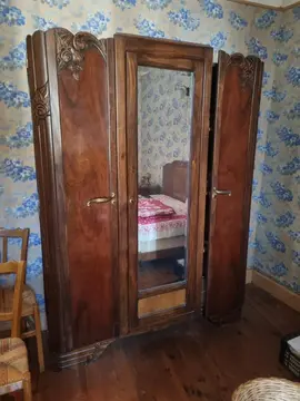 Meubles : 1 lit, 1 armoire, 2 chevets, 1 meuble TV