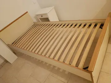 lit en bois plus table a chevet